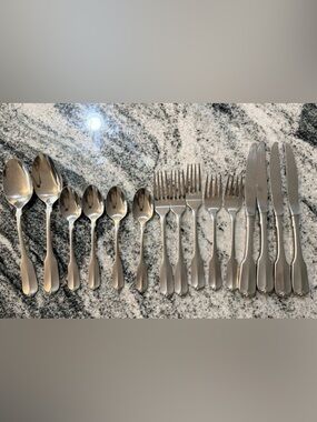 Vintage WM. A Rogers Deluxe Oneida Gloria Montclair 15 Pieces of  Flatware